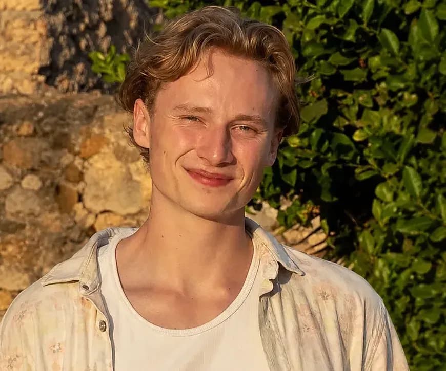 Portret van Luuk Schmitz, staand in een lichte omgeving.